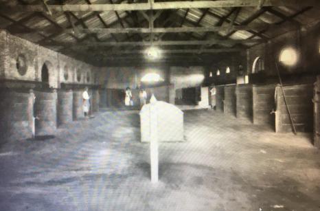 La Cabaña por dentro. Adoquines y compartimentos de madera, que quedan en el recuerdo.